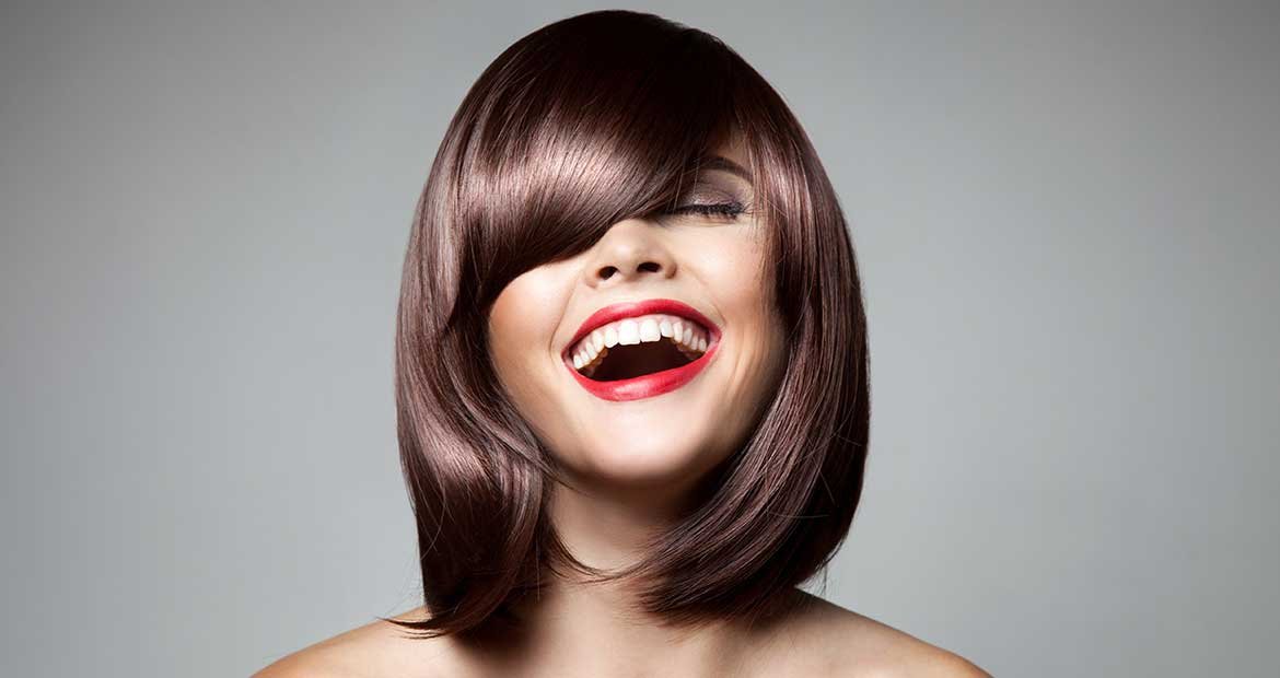 Modelo Com Cabelo Curto E Franja Sorrindo